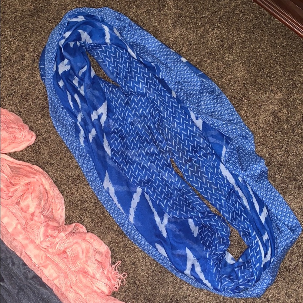 Scarf Lot - Picture 3 of 7